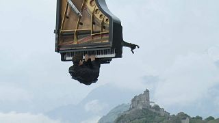 شاهد: عازف البيانو السويسري ألان روش يقدم عرضا موسيقيا "طائرا"