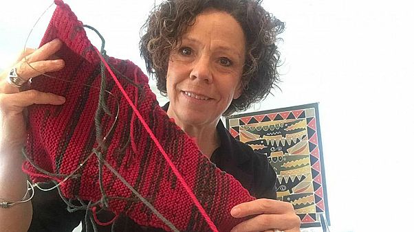 Good yarn? Red in mayor's scarf highlights 'male dominance' at council meeting Good yarn? Red in mayor's scarf highlights 'male dominance' at council meeting