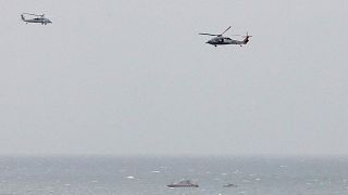 زورق تابع للحرس الثوري الإيراني بالقرب من حاملة طائرات أمريكية في بحر العرب