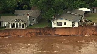 شاهد: فيضانات في أوكلاهوما تترك المنازل معلقة في الهواء