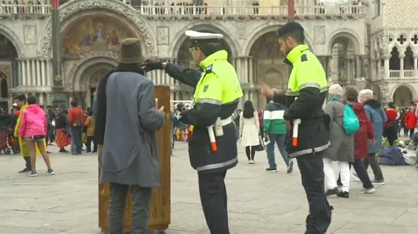 Venezia: Banksy cacciato dai vigili Venezia: Banksy cacciato dai vigili