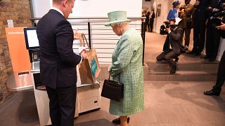 La Regina Elisabetta al supermercato chiede se è possibile "fregare" le casse automatiche