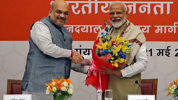 M. Modi, serre la main du président du BJP, Amit Shah, lors d'une cérémonie M. Modi, serre la main du président du BJP, Amit Shah, lors d'une cérémonie
