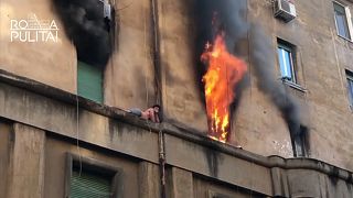 شاهد: عملية إنقاذ شاب بقي عالقا خارج مبنى تعرض للحريق في روما