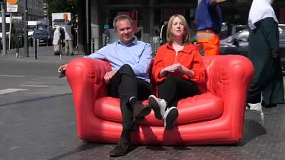 Rumo às eleições europeias: o sofá vermelho chega a Bruxelas