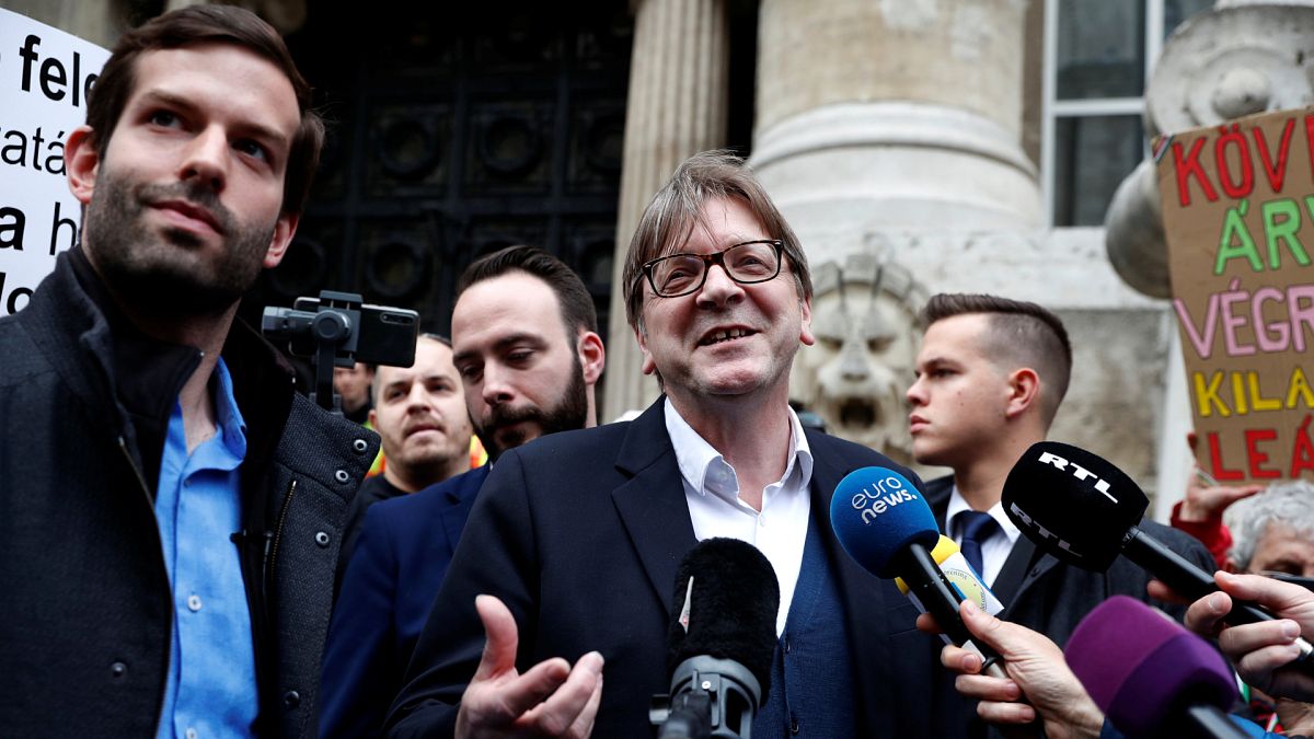 Szidalmazták és provokálták Verhofstadtot Budapesten