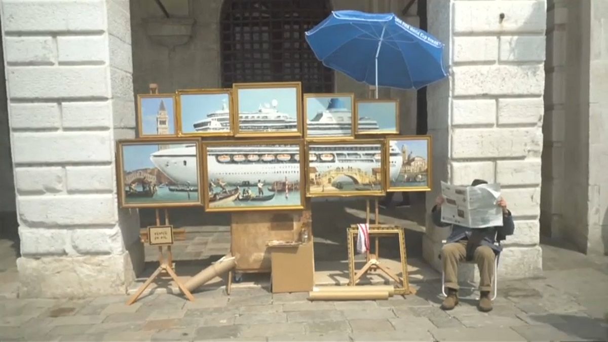 Banksy aparece 'sem convite' em Veneza