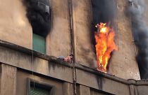 Egy párkányra menekült a tűz elől