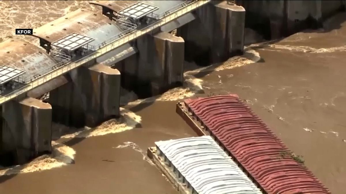 شاهد: قاربان يقعان ضحية فيضان نهر أركنساس في أوكلاهوما الأمريكية 