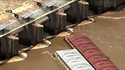 شاهد: قاربان يقعان ضحية فيضان نهر أركنساس في أوكلاهوما الأمريكية 