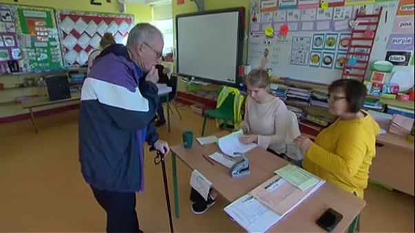 Szavaznak az írek és a csehek Szavaznak az írek és a csehek