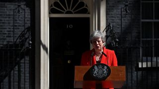 Könnyeivel küzdve mondott le Theresa May brit miniszterelnök