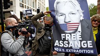 متظاهرون أمام محكمة لندنية حيث جرى طلب تسليم أسانج إلى الولايات المتحدة.