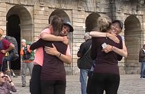 Santiago: Pilger umarmen sich nach der letzten Etappe auf dem Jakobsweg