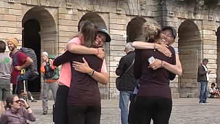 Santiago: Pilger umarmen sich nach der letzten Etappe auf dem Jakobsweg