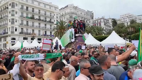 شاهد: مظاهرات الجمعة الـ 14 بالجزائر وسط إجراءات أمنية غير مسبوقة شاهد: مظاهرات الجمعة الـ 14 بالجزائر وسط إجراءات أمنية غير مسبوقة