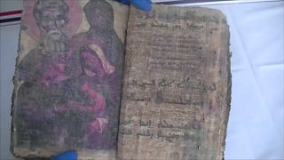 تركيا: القبض على 3 مشتبه بهم حاولوا بيع كتاب تاريخي يعود إلى 1400 سنة