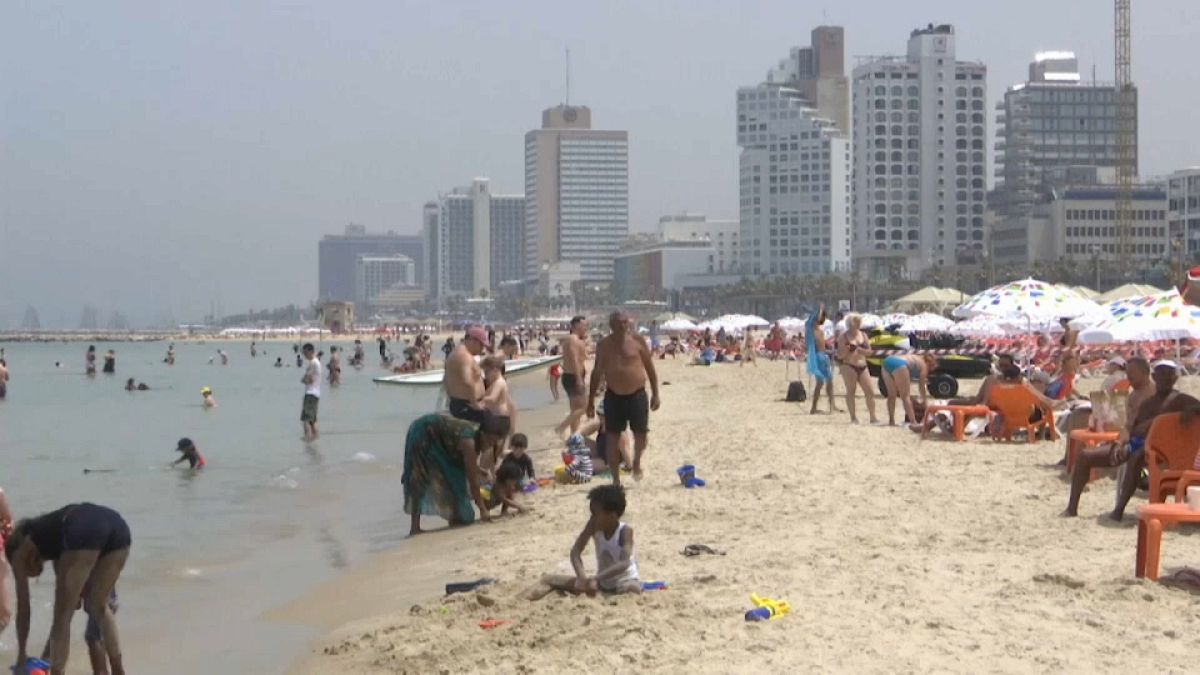 شاهد: موجة حر شديدة تجتاح إسرائيل والسكان يلوذون بالشواطىء 