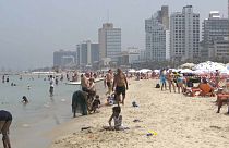 شاهد: موجة حر شديدة تجتاح إسرائيل والسكان يلوذون بالشواطىء