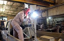 متطوع خلال إصلاحه لسلاح  القوات الحكومية الليبية في مصراتة