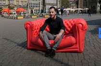 مبل قرمز یورونیوز در آلمان و بلژیک؛ از کمبود مسکن در برلین تا بیکاری در بروکسل