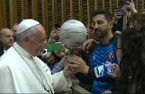 El Papa Francisco hace sus pinitos con el balón