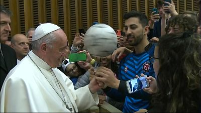 El Papa Francisco hace sus pinitos con el balón
