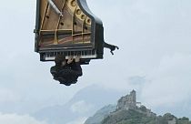 NO COMMENT der Woche: Hängendes Klavier und Verfolgungsjagd