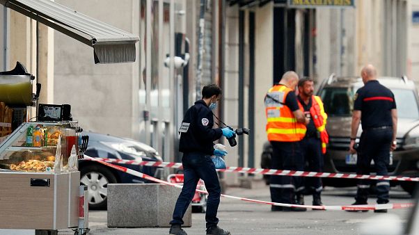 Polícia francesa detém dois suspeitos do ataque em Lyon Polícia francesa detém dois suspeitos do ataque em Lyon