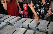 26 مايو/ أيار: طفل متنكر بزي سبايدرمان (الرجل العنكبوت) يقف مع ذويه أمام أوراق تسجيل الأصوات لانتخابات البرلمان الأوربي في العاصمة الإسبانية مدريد.
