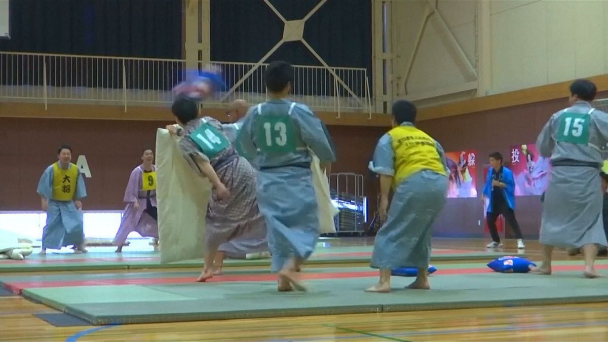 Japanese compete to qualify in national pillow fighting tournament