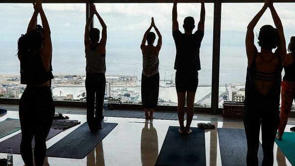 İran'da yoga yapan 30 kişi gözaltına alındı İran'da yoga yapan 30 kişi gözaltına alındı