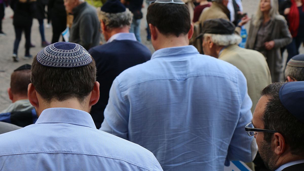 Almanya'da Yahudilere 'kipa takmayın' uyarısı