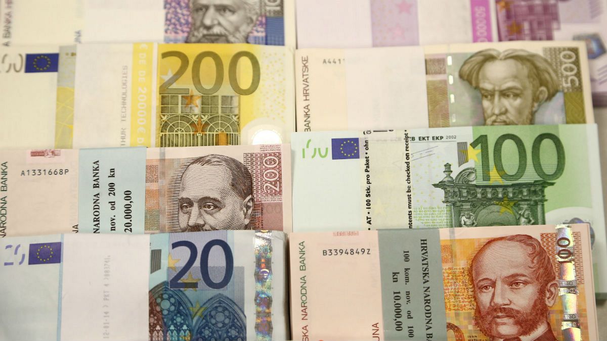 آرامش در بازار ارز؛ یورو از ۱۶ هزارتومان عقب‌نشینی کرد