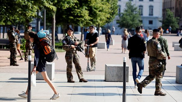 Ανθρωποκυνηγητό για τον δράστη της επίθεσης στη Λυών Ανθρωποκυνηγητό για τον δράστη της επίθεσης στη Λυών