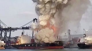 شاهد: حريق مروع بشحنة مواد كيميائية في ميناء تايلاندي