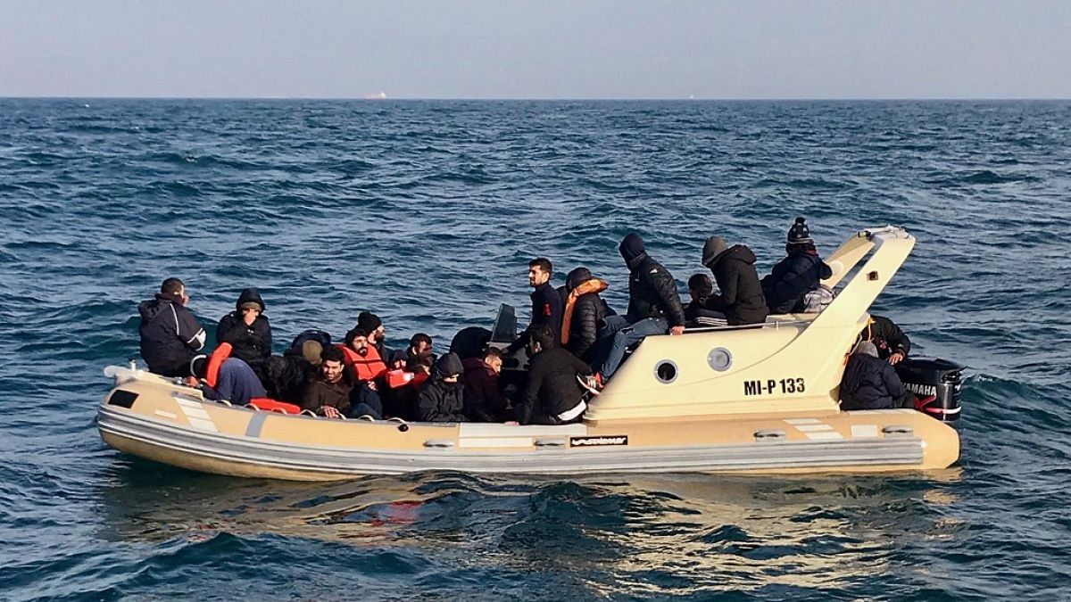 Fransa: Sığınmacıların İngiltere'ye gidişine yardımcı olan bot firması ve taksi şoförüne hapis 