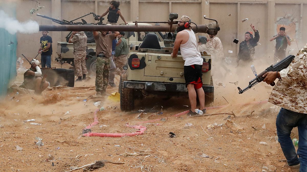 قوات داعمة لحكومة الوفاق الوطني خلال اشتباكها مع قوات حفتر في ضواحي طرابلس