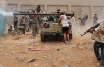قوات داعمة لحكومة الوفاق الوطني خلال اشتباكها مع قوات حفتر في ضواحي طرابلس