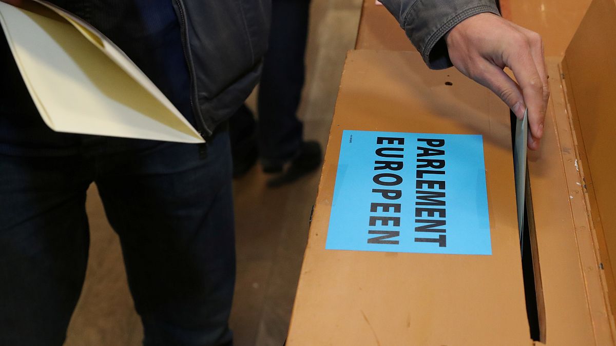 مواطن بلجيكي يصوت في الانتخابات البرلمانية الاوروبية