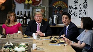 دونالد ترامپ، رئیس جمهوری آمریکا در کنار شینزو آبه، نخست وزیر ژاپن