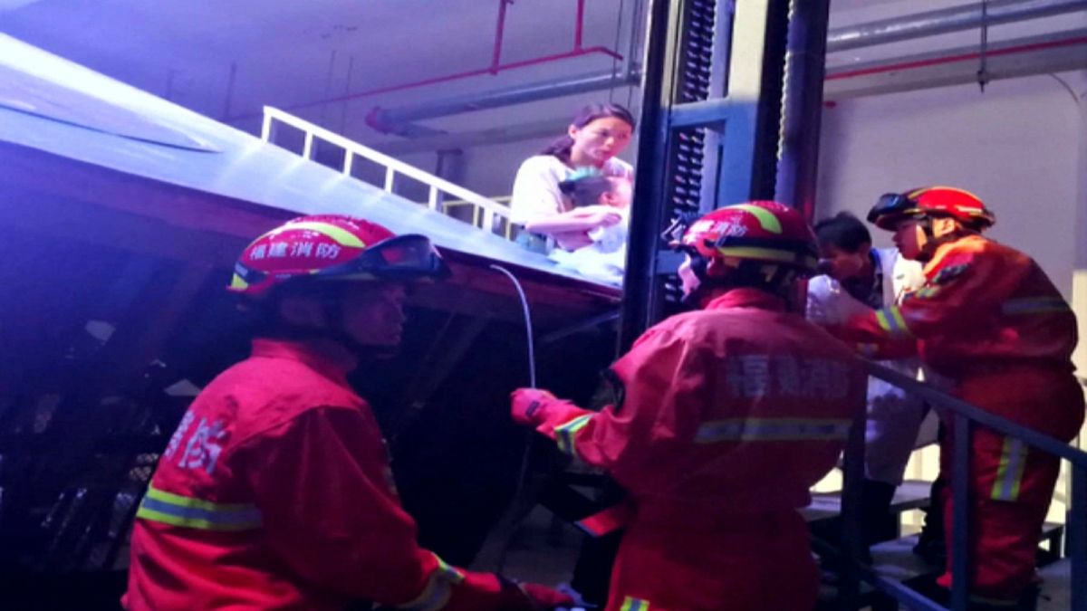 شاهد: انهيار منصة داخل مسرح صيني يتسبب في وفاة طفلة