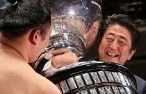 ترامپ و آبه در مسابقه کشتی سومو؛ نخست وزیر ژاپن جام سنگین را به برنده اهداء کرد