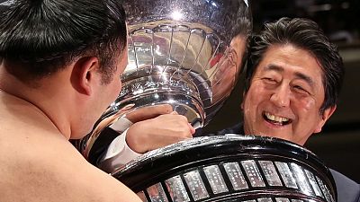 شاهد: شينزو آبي يصارع لتسليم كأس بطولة للسومو في طوكيو