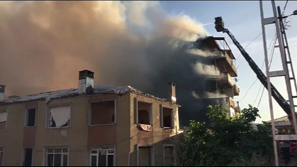 Kadıköy'de yangın: 2 ölü 4 yaralı Kadıköy'de yangın: 2 ölü 4 yaralı