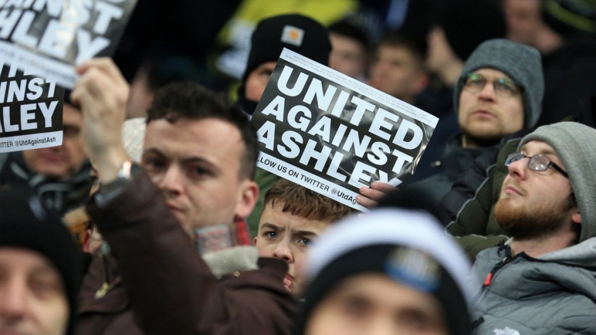 جمهور فريق نيوكاسل يونايتد الأنجليزي يرفع لافتات ضد مالك النادي مايك آشلي