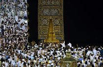 المسلمون يؤدون مناسك العمرة حول الكعبة المشرفة