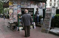 رجل يتصفح جرائد الإثنين بعد ساعات من إعلان نتائج الانتخابات الأوروبية 2019