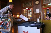 ناخب يدلي بصوته في الانتخابات الأوروبية