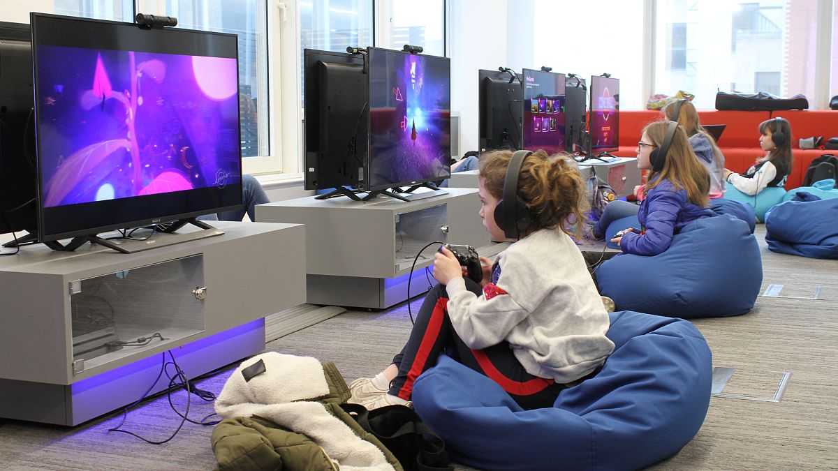 فتيات يتدربن على كيفية تصميم وبرمجة ألعاب الفيديو في ورشة عمل/لندن/بريطانيا